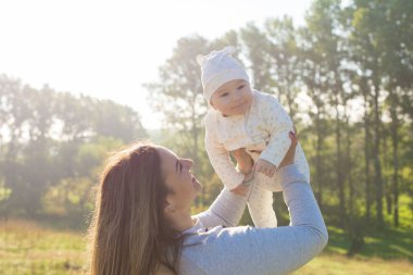 Mutlu anne ile çocuk alanında