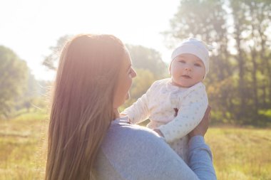 Mutlu anne ile çocuk alanında