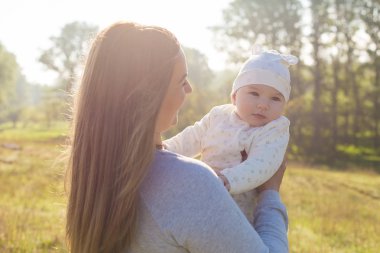 Mutlu anne ile çocuk alanında
