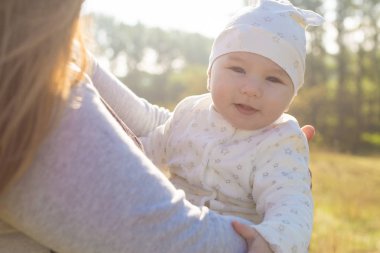 Mutlu anne ile çocuk alanında
