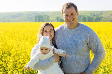 Sahadaki çocukla mutlu bir aile.