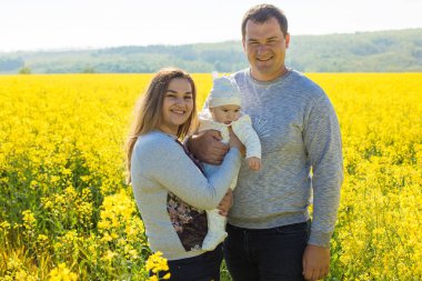 Sahadaki çocukla mutlu bir aile.