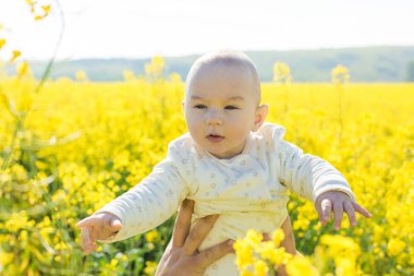Mutlu anne ile çocuk alanında