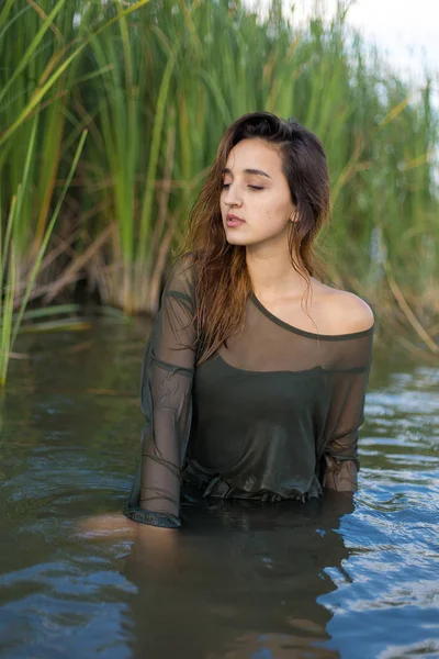 Retrato Verão Uma Menina Nadadora Retrato Emocional Uma Menina Água — Fotografia de Stock