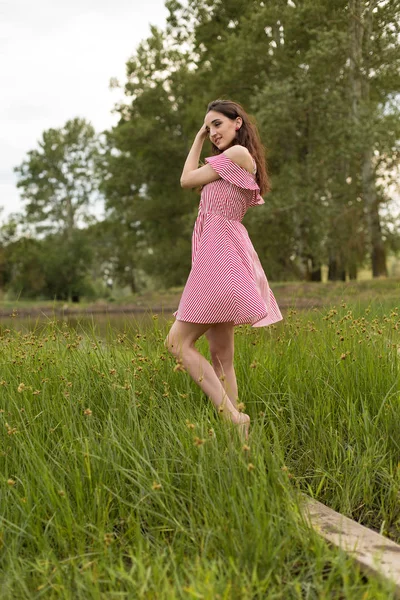 Retrato Uma Menina Bonita Verão Floresta — Fotografia de Stock