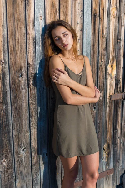 Mädchen Einem Hellen Kleid Den Trägern Sexy Grunge Mädchen Sinnlich — Stockfoto