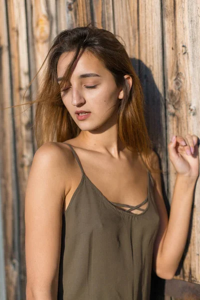 Menina Vestido Leve Nas Tiras Menina Grunge Sexy Sensualmente — Fotografia de Stock