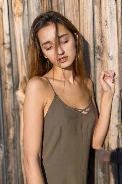 Mädchen Einem Hellen Kleid Den Trägern Sexy Grunge Mädchen Sinnlich — Stockfoto