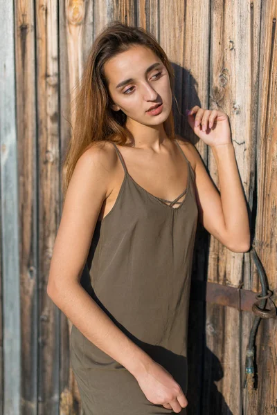 Menina Vestido Leve Nas Tiras Menina Grunge Sexy Sensualmente — Fotografia de Stock