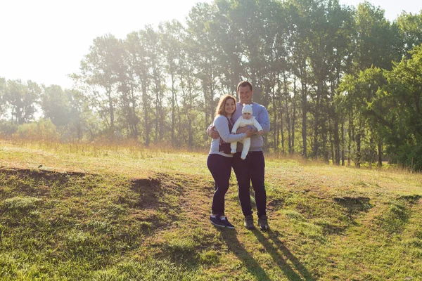 Familia Feliz Con Niño Campo — Foto de Stock