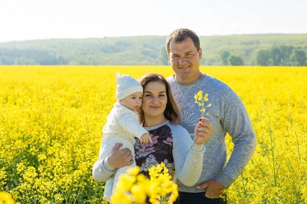 Familia Feliz Con Niño Campo — Foto de Stock