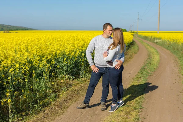 Piękna Para Zakochany Polu — Zdjęcie stockowe