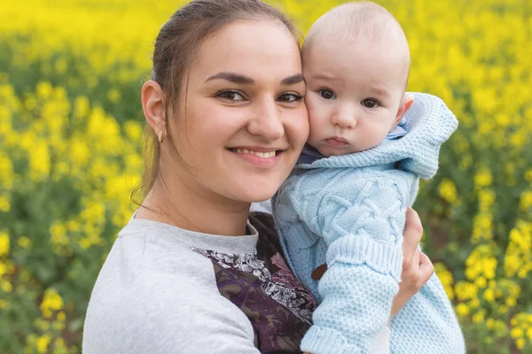 Mère Heureuse Avec Enfant Dans Champ — Photo