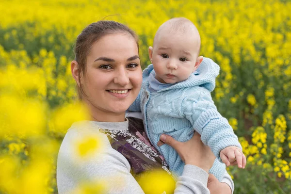 Mère Heureuse Avec Enfant Dans Champ — Photo