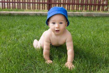 Küçük bir çocuk havuzda banyo yapıyor, yazın şişme çocukların şişme havuzunda.