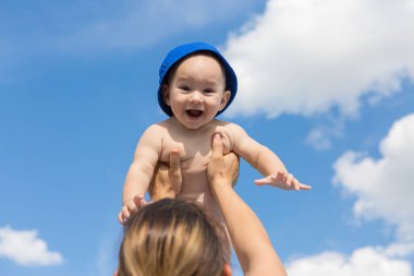 Küçük bir çocuk havuzda banyo yapıyor, yazın şişme çocukların şişme havuzunda.