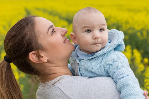 Mère Heureuse Avec Enfant Dans Champ — Photo