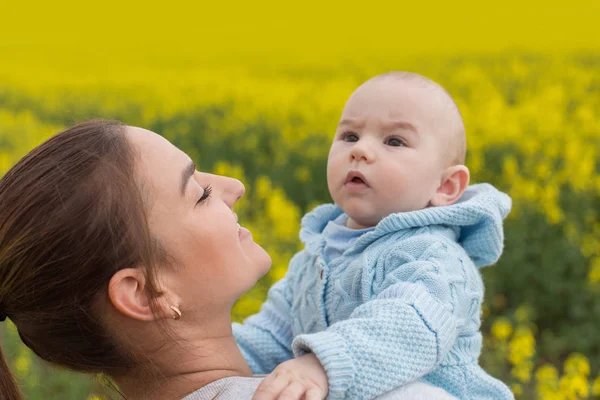 Mère Heureuse Avec Enfant Dans Champ — Photo