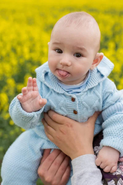 Mãe Feliz Com Criança Campo — Fotografia de Stock