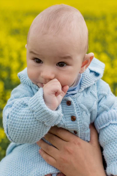 Madre Feliz Con Niño Campo — Foto de Stock