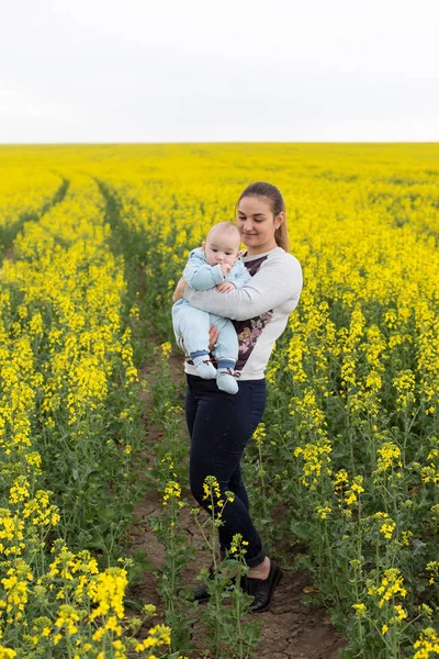 Mère Heureuse Avec Enfant Dans Champ — Photo