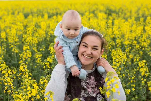 Mère Heureuse Avec Enfant Dans Champ — Photo