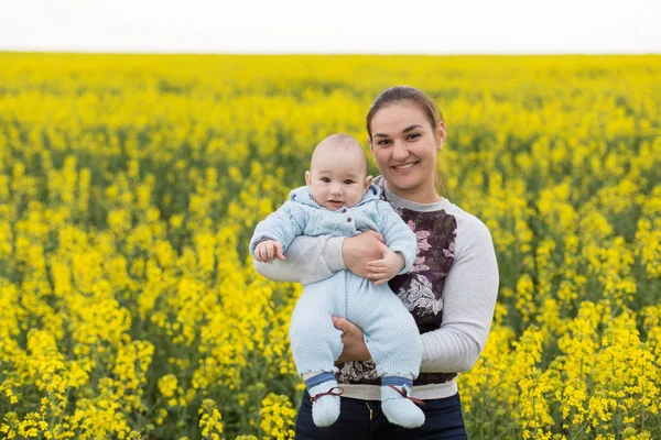 Mère Heureuse Avec Enfant Dans Champ — Photo