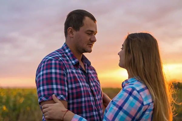 Ungt Par Ett Fält Sol Rosor Gravid Flicka Sol Rosor — Stockfoto