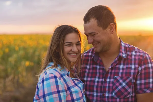 Ayçiçeği Bir Alanda Genç Çift Ayçiçeği Hamile Kız — Stok fotoğraf