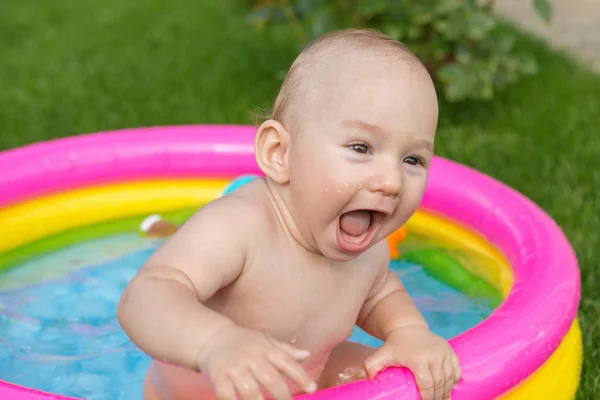 Uma Criança Pequena Está Tomando Banho Uma Piscina Piscina Inflável — Fotografia de Stock