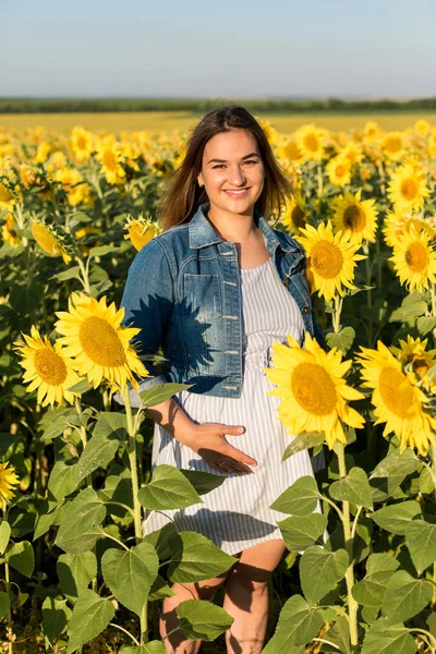 Chica Embarazada Girasoles Chica Feliz Esperando Bebé — Foto de Stock