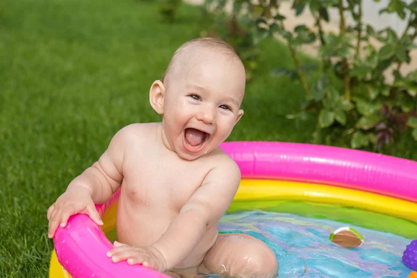 Bambino Piccolo Sta Facendo Bagno Una Piscina Piscina Gonfiabile Bambini — Foto Stock