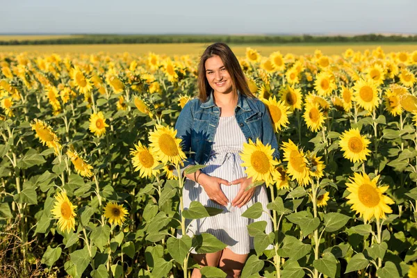 Chica Embarazada Girasoles Chica Feliz Esperando Bebé — Foto de Stock