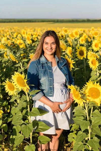 Chica Embarazada Girasoles Chica Feliz Esperando Bebé — Foto de Stock