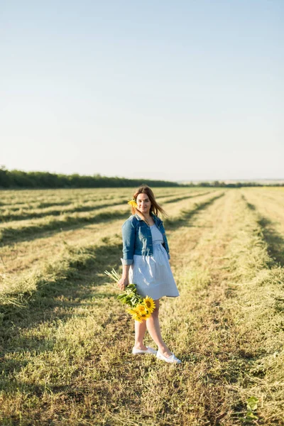Schwangere Sonnenblumen Glückliches Mädchen Wartet Auf Das Baby — Stockfoto