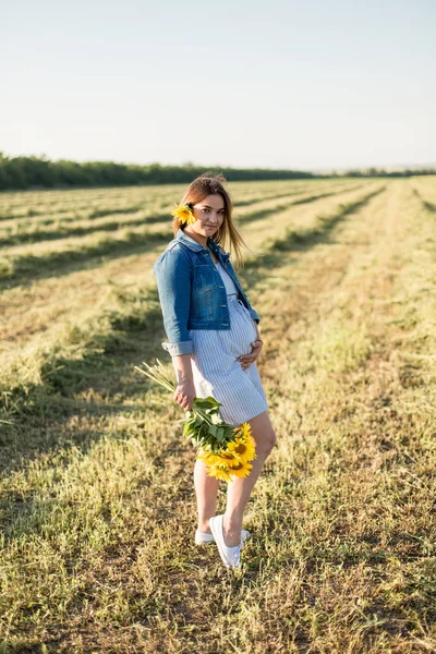 Terhes Lány Napraforgóban Boldog Lány Várja Babát — Stock Fotó