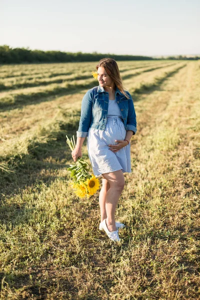 Chica Embarazada Girasoles Chica Feliz Esperando Bebé — Foto de Stock