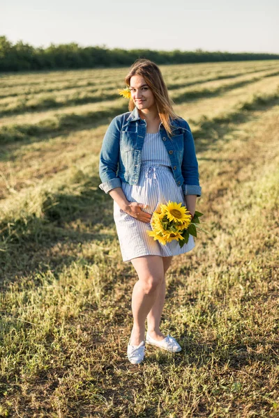 Chica Embarazada Girasoles Chica Feliz Esperando Bebé — Foto de Stock