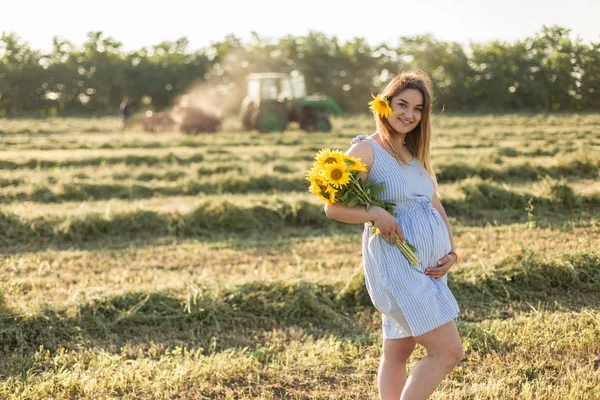 Chica Embarazada Girasoles Chica Feliz Esperando Bebé — Foto de Stock