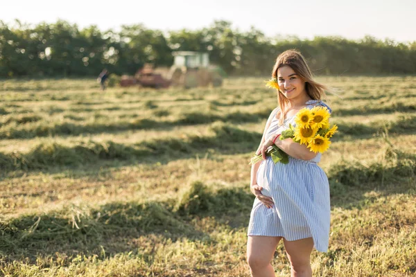 Gravid Flicka Solrosor Lycklig Flicka Väntar Barnet — Stockfoto