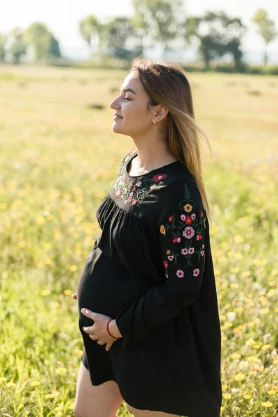 Chica Embarazada Girasoles Chica Feliz Esperando Bebé — Foto de Stock