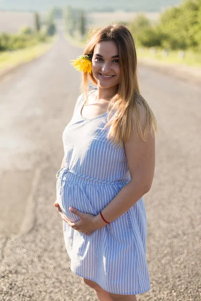 Zwanger Meisje Zonnebloemen Gelukkig Meisje Wachten Baby — Stockfoto