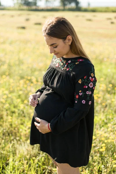 Chica Embarazada Girasoles Chica Feliz Esperando Bebé — Foto de Stock