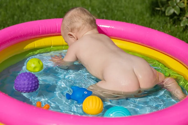 Petit Enfant Baigne Dans Une Piscine Piscine Gonflable Pour Enfants — Photo