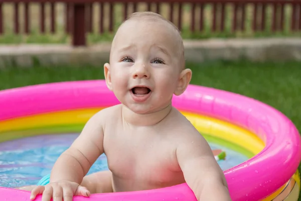 Bambino Piccolo Sta Facendo Bagno Una Piscina Piscina Gonfiabile Bambini — Foto Stock