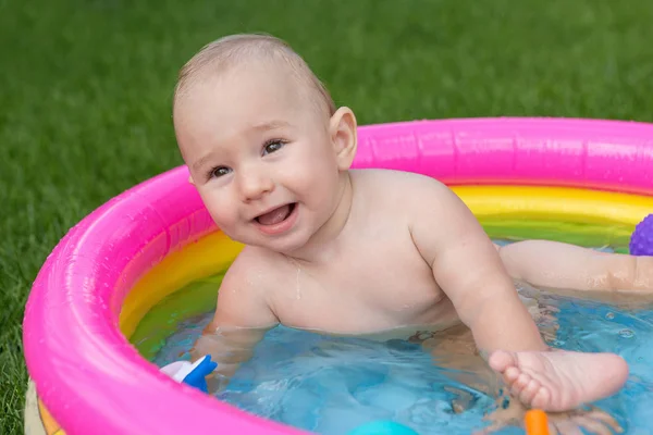 Niño Pequeño Está Bañando Una Piscina Piscina Inflable Los Niños — Foto de Stock