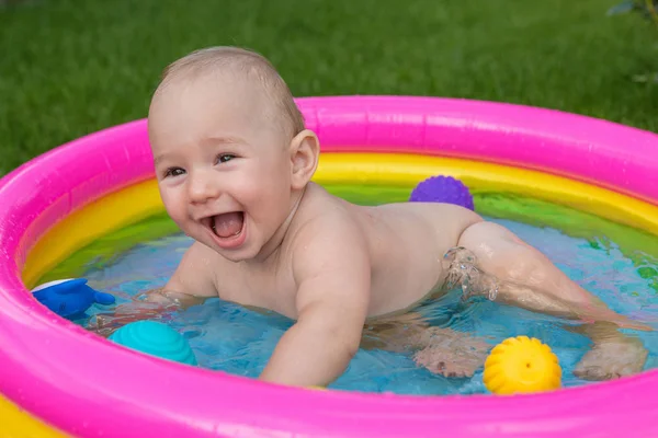 Bambino Piccolo Sta Facendo Bagno Una Piscina Piscina Gonfiabile Bambini — Foto Stock