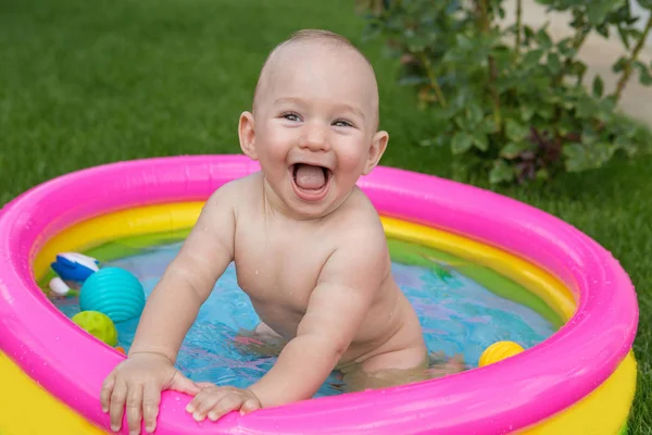 Uma Criança Pequena Está Tomando Banho Uma Piscina Piscina Inflável — Fotografia de Stock