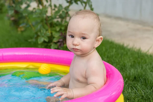 Niño Pequeño Está Bañando Una Piscina Piscina Inflable Los Niños — Foto de Stock