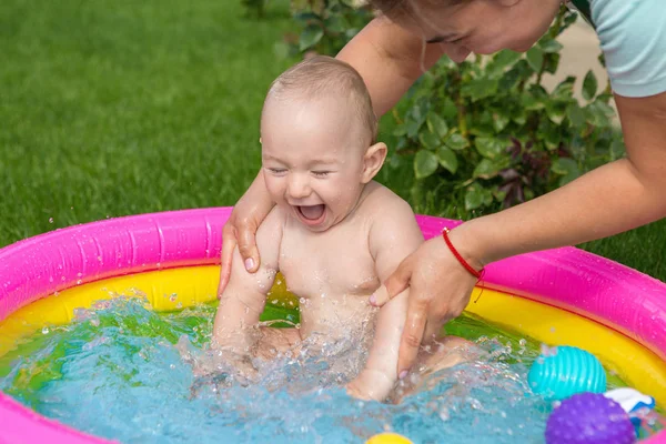 Niño Pequeño Está Bañando Una Piscina Piscina Inflable Los Niños — Foto de Stock